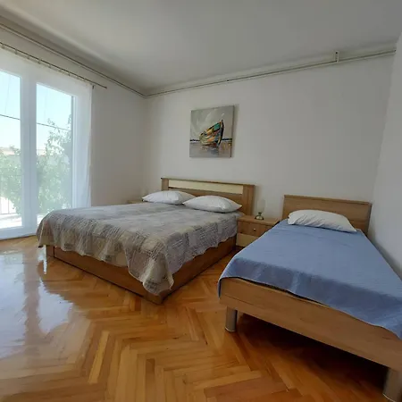 New! With Shared Pool, Apartamento Vodice