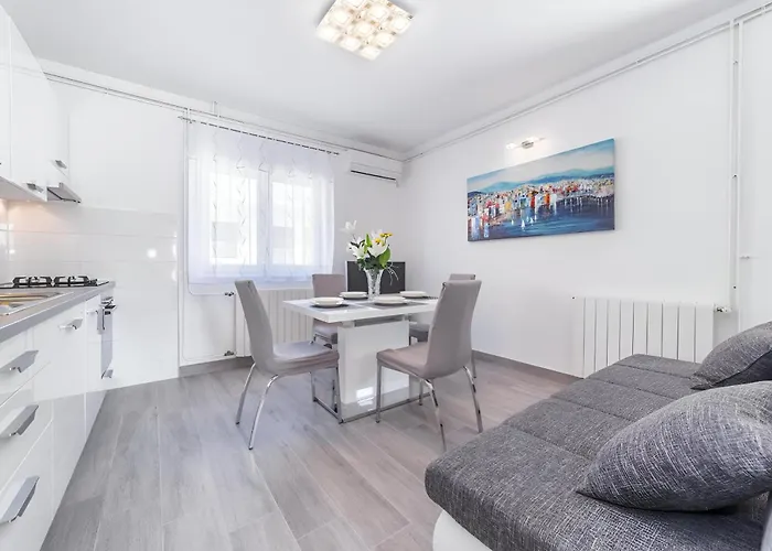 New! With Shared Pool, Apartamento Vodice