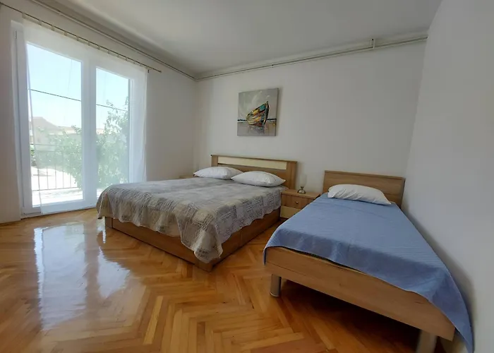 New! With Shared Pool, Apartamento Vodice